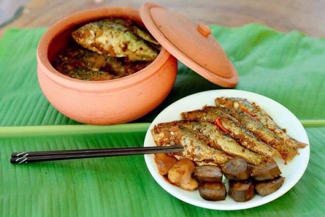 Mua cá mòi kho ở Hà Nội