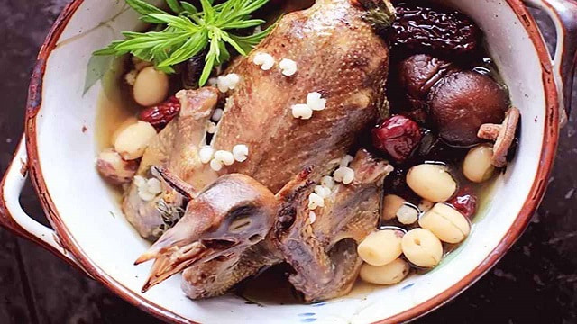 Canh bồ câu hầm hạt sen khô