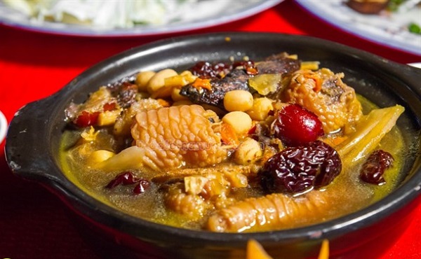 Chân gà Đông Tảo hầm thuốc bắc